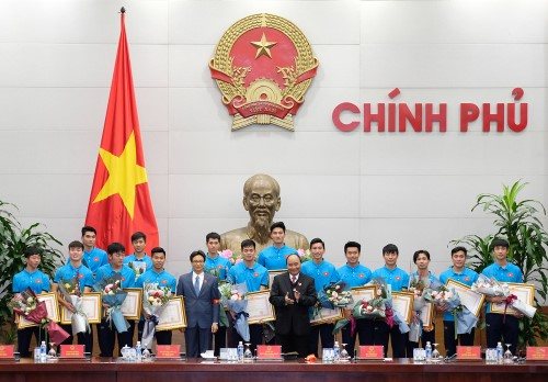  Các thành viên Đội tuyển U23 Việt Nam vinh dự nhận Bằng khen của Thủ tướng Chính phủ. Ảnh: Quang Hiếu